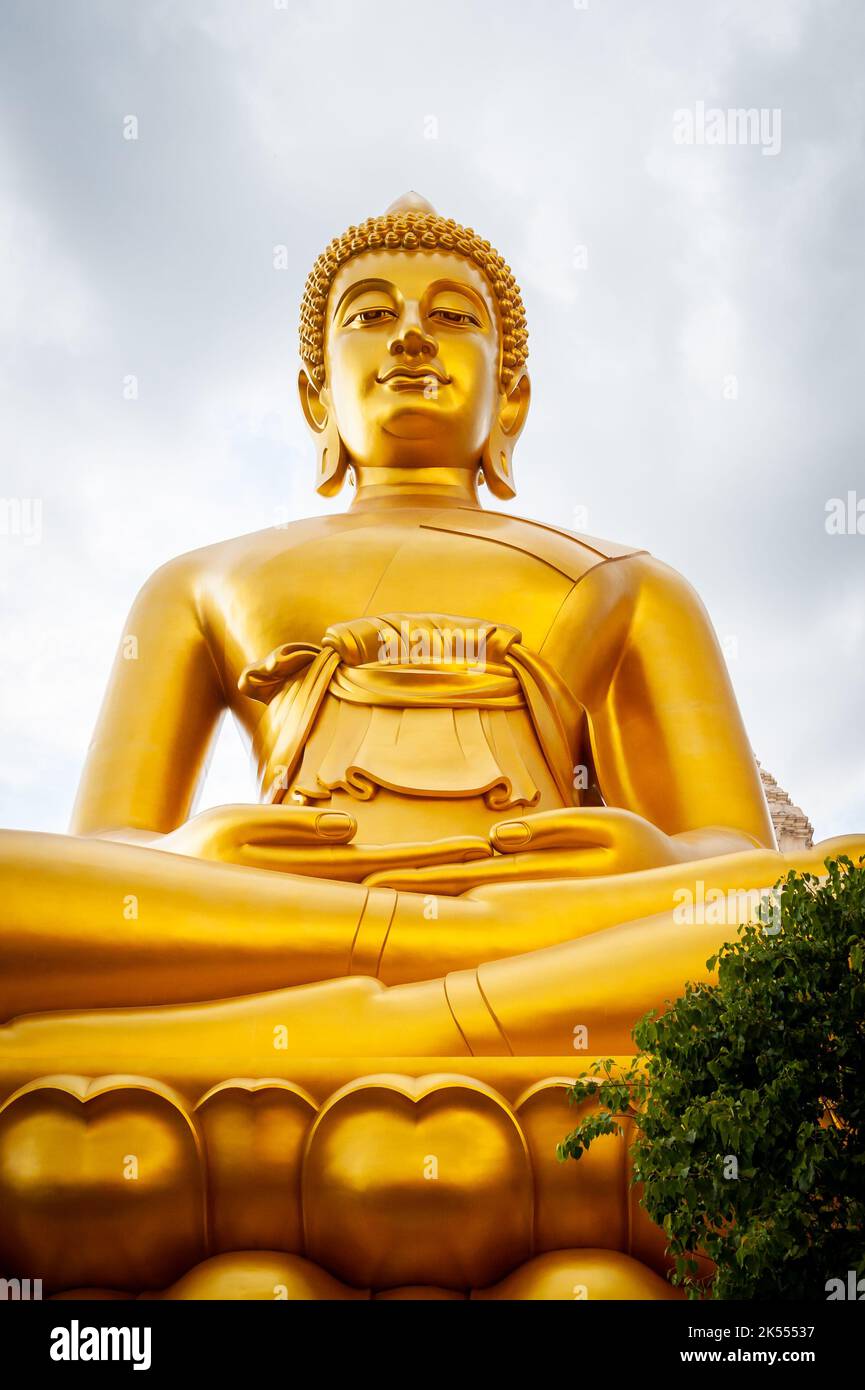Le Bouddha doré géant domine la ville de Bangkok Thaïlande à Wat Paknam. Nom complet du Temple ; Wat Pak Nam Phasi Cheroen. Banque D'Images