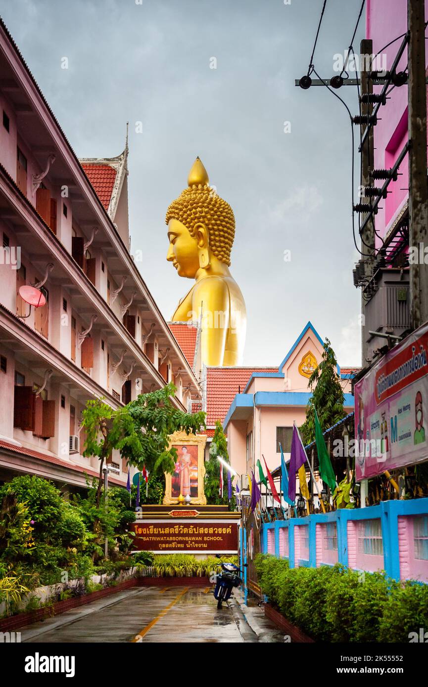 Le Bouddha doré géant domine la ville de Bangkok Thaïlande à Wat Paknam. Nom complet du Temple ; Wat Pak Nam Phasi Cheroen. Banque D'Images
