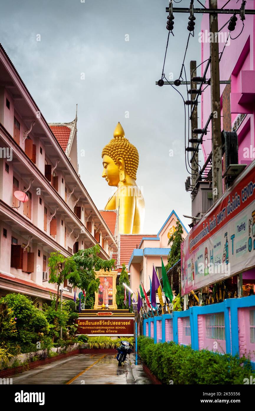 Le Bouddha doré géant domine la ville de Bangkok Thaïlande à Wat Paknam. Nom complet du Temple ; Wat Pak Nam Phasi Cheroen. Banque D'Images