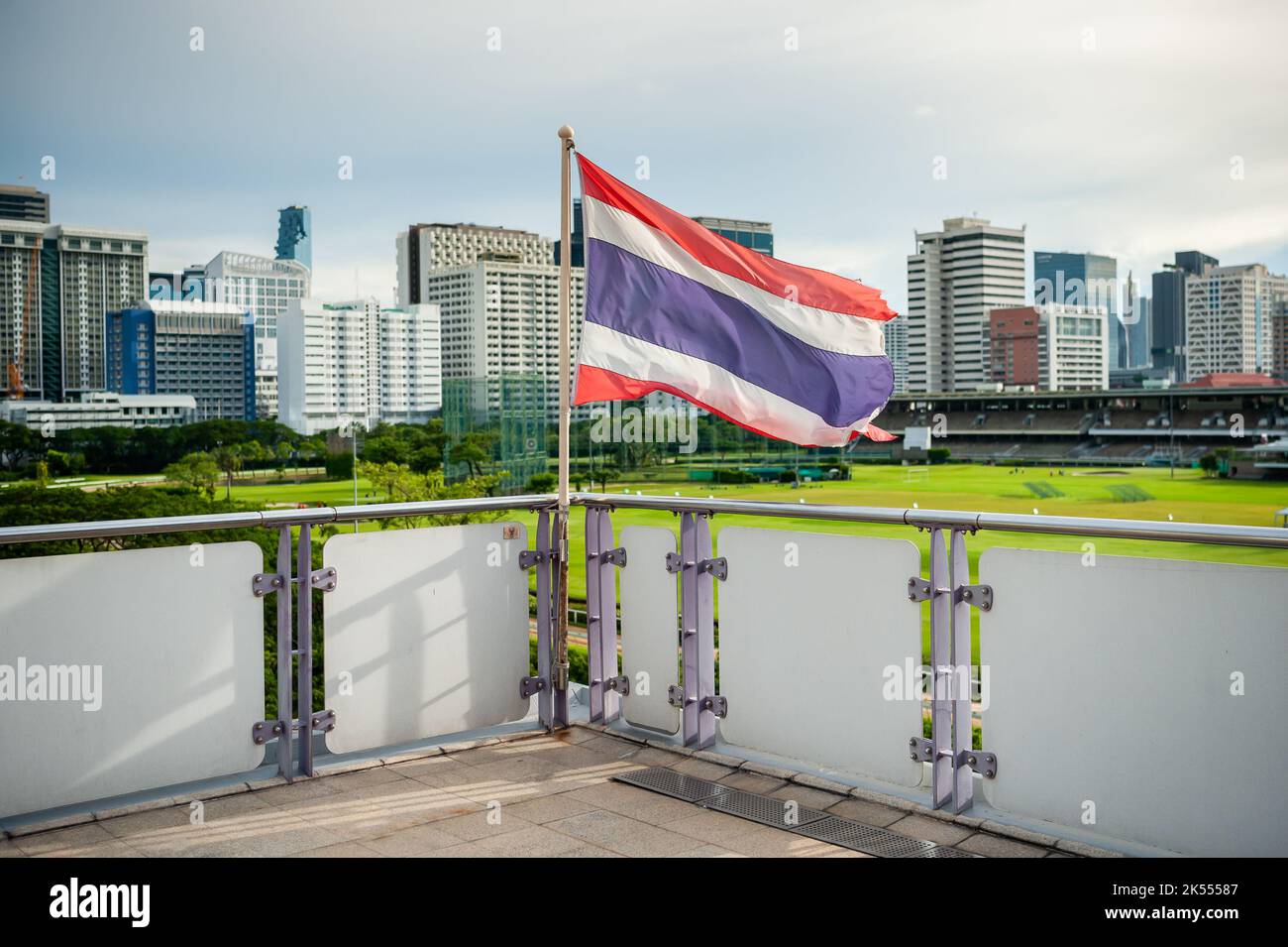 Le drapeau de la Thaïlande vole sur la plate-forme de la station de train aérien de transit de masse BTS de Ratchadamri, Bangkok, Thaïlande. Banque D'Images