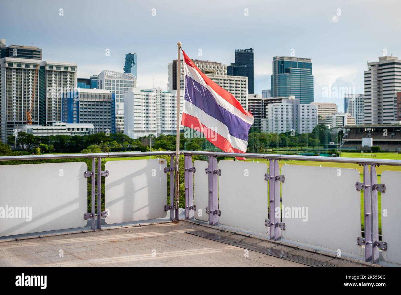 Le drapeau de la Thaïlande vole sur la plate-forme de la station de train aérien de transit de masse BTS de Ratchadamri, Bangkok, Thaïlande. Banque D'Images