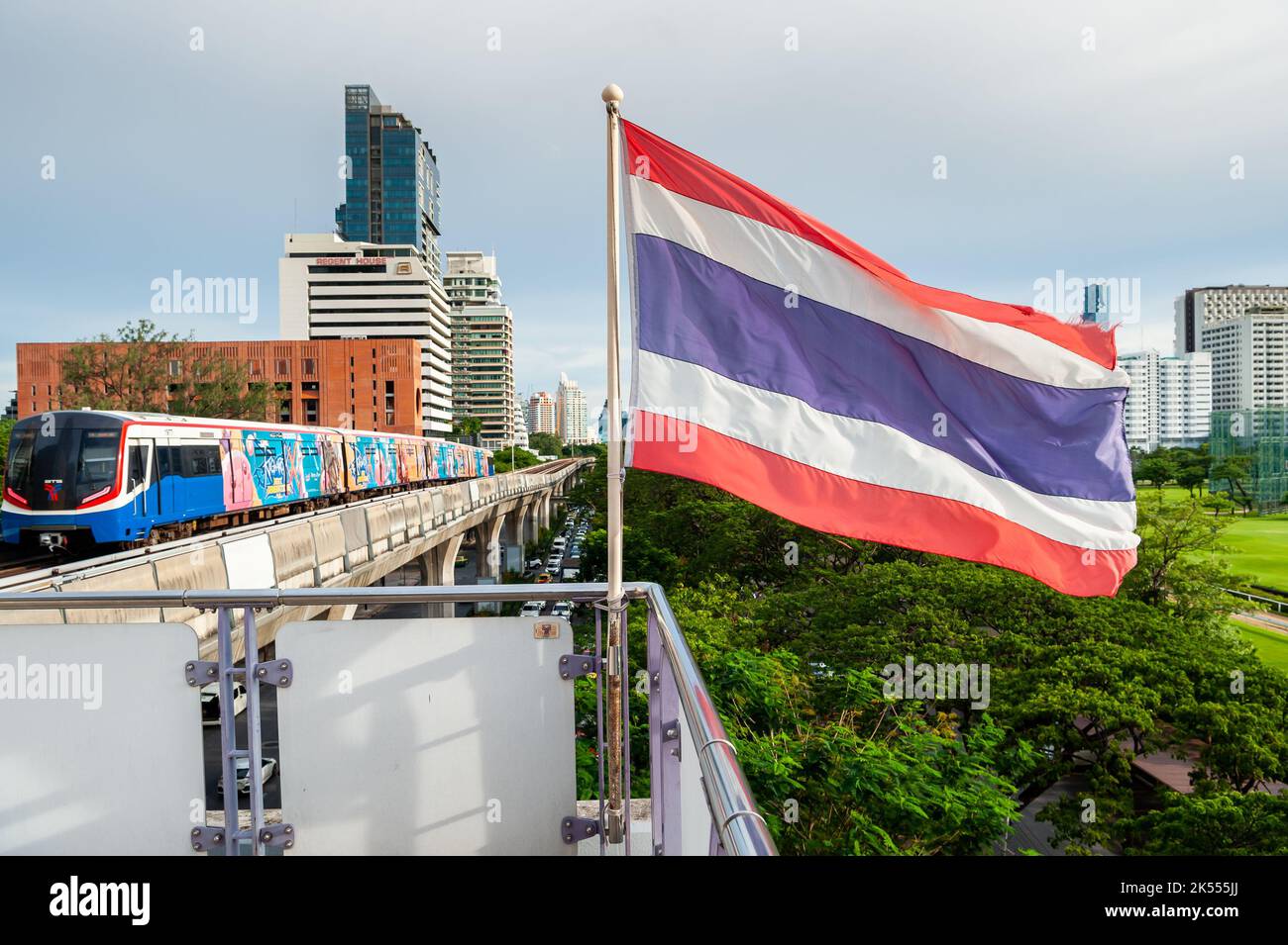 Le drapeau de la Thaïlande vole sur la plate-forme de la station de train aérien de transit de masse BTS de Ratchadamri, Bangkok, Thaïlande. Banque D'Images