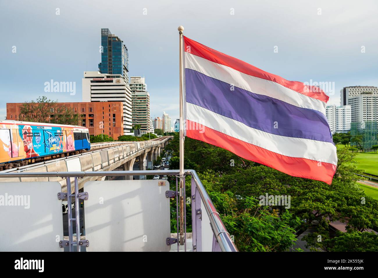 Le drapeau de la Thaïlande vole sur la plate-forme de la station de train aérien de transit de masse BTS de Ratchadamri, Bangkok, Thaïlande. Banque D'Images