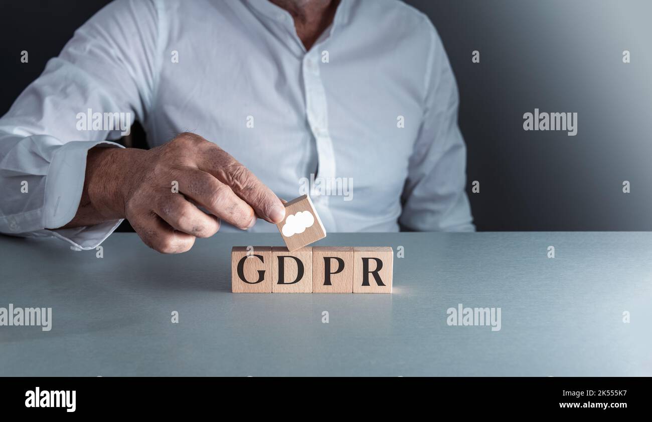 homme posant un bloc de bois g d p r ou réglementation générale de la protection des données . concept de sécurité internet . Banque D'Images