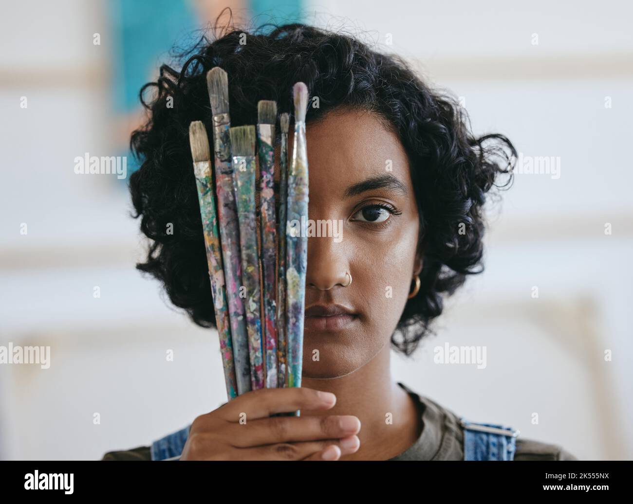 Pinceau, portrait et femme est un peintre créatif dans une galerie d'art ou un atelier de peinture aquarelle. Liberté, artiste et fille indienne avec Banque D'Images