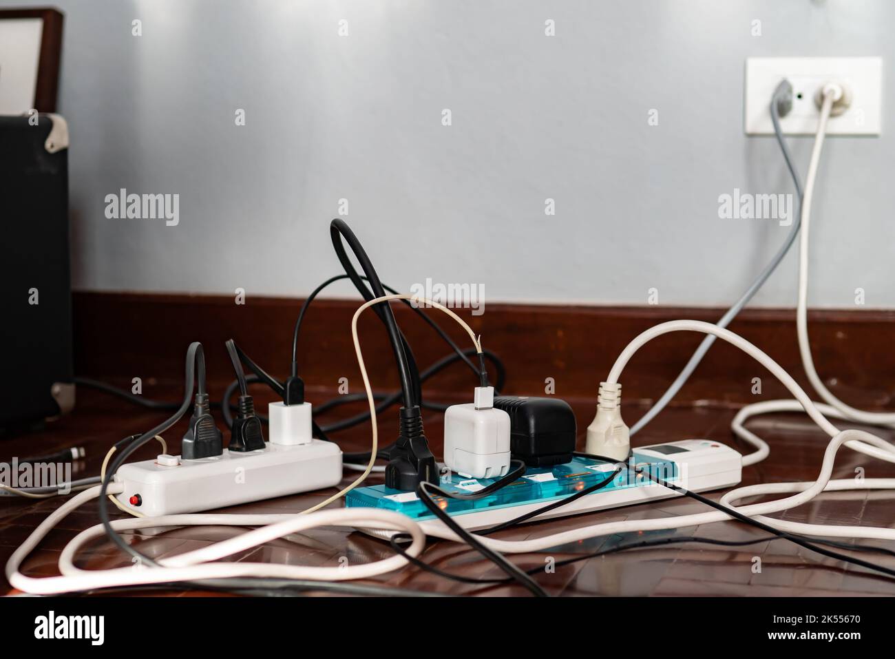 Barrette d'alimentation multiprises avec fiches mâles et cordons endommagés Banque D'Images