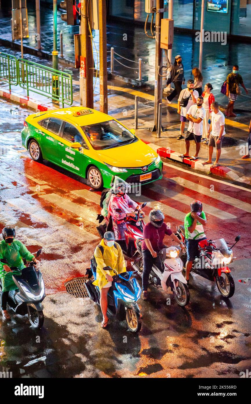 La circulation vous attend au passage à Zèbre, sur la célèbre route animée Asoke Montri Carrefour routier à Bangkok, en Thaïlande, lors d'une soirée humide et pluvieuse. Banque D'Images