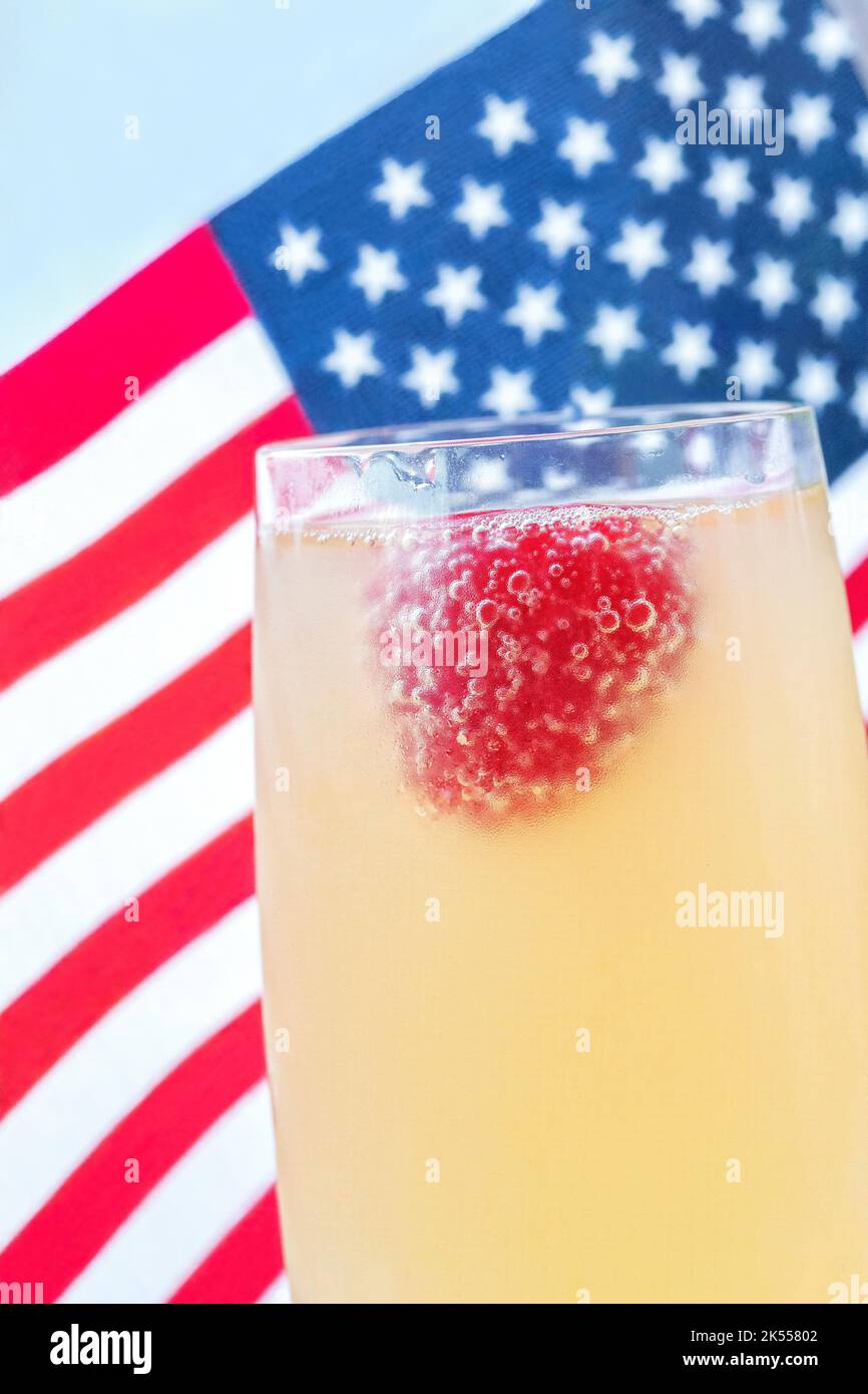 Un verre de champagne devant le drapeau américain Banque D'Images Un verre de champagne devant le drapeau américain Banque D'Images