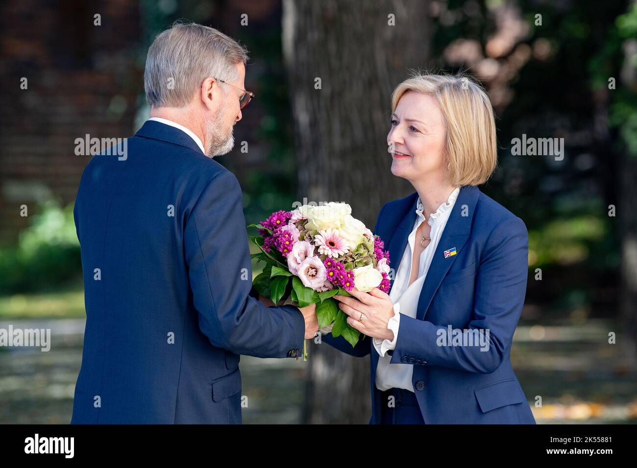 Prague, République tchèque. 06th octobre 2022. Le Premier ministre tchèque Petr Fiala, à gauche, rencontre le Premier ministre britannique Liz Truss, à droite, dans la villa Kramar à Prague, en République tchèque, sur 6 octobre 2022. Crédit : David Tanecek/CTK photo/Alay Live News Banque D'Images