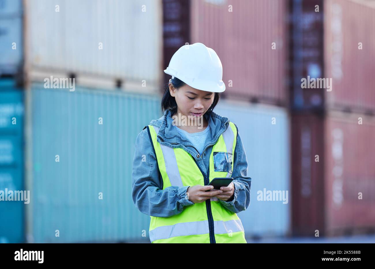 L'entrepôt, l'expédition et le gestionnaire sur un téléphone à l'usine, le texte et le contrôle de la liste de contrôle de livraison et le stock sur l'application en ligne. Fret, logistique et approvisionnement Banque D'Images