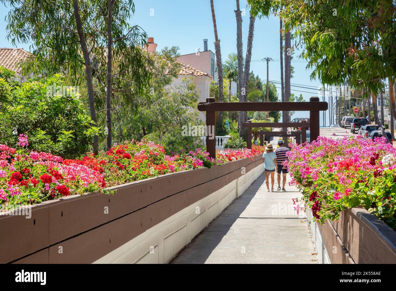 Un couple marchant sur la passerelle Goldenrod à Newport Beach, Californie Banque D'Images Un couple marchant sur la passerelle Goldenrod à Newport Beach, Californie Banque D'Images