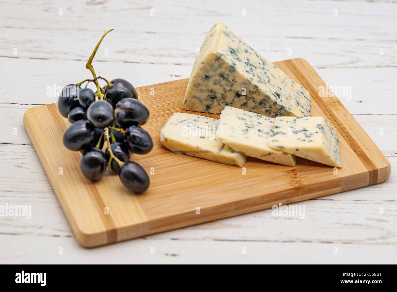 fromage bleu sur bois avec raisins Banque D'Images