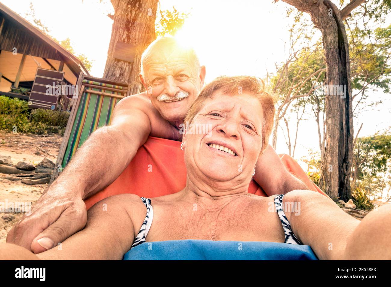 Senior Happy couple prenant selfie à en Thaïlande voyage - concept d'aventure de personnes âgées actives et de plaisir autour du monde avec de nouvelles technologies - chaud satu Banque D'Images