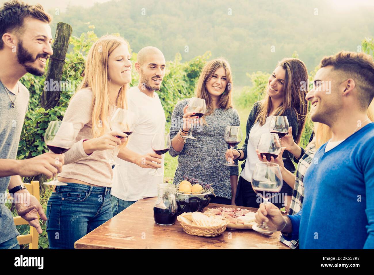 Des amis heureux s'amuser en plein air - des jeunes qui apprécient le temps de récolte ensemble à la ferme vignoble campagne - concept de jeunesse et d'amitié - Shal Banque D'Images