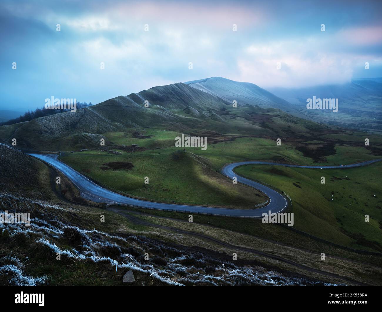 Rushup Edge, vu depuis MAM Tor, entouré de nuages et de givre bas, y compris une route sinueuse emblématique en hiver Banque D'Images