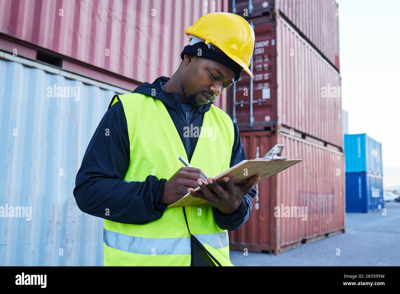 Expédition, fret et liste de contrôle par un homme faisant une liste de contrôle pour le fret et la logistique à la chaîne d'approvisionnement. Gestion des stocks de conteneurs, d'entrepôts et de commerce électronique par Banque D'Images