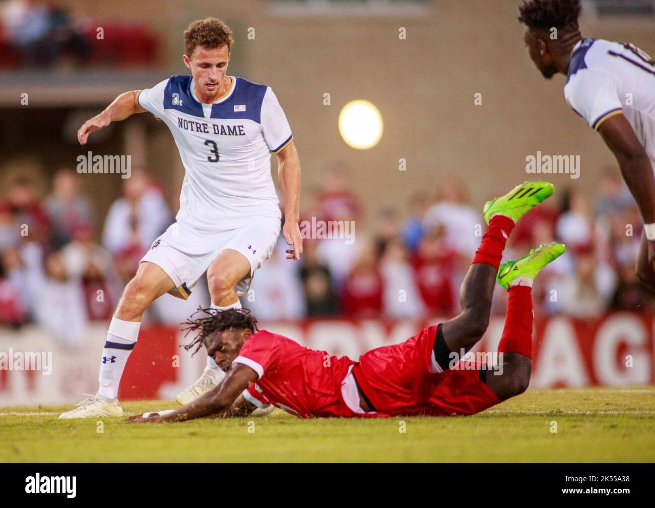 Bloomington, États-Unis. 05th octobre 2022. Herbert Endeley (No.17) de l'Université de l'Indiana est fouillé pendant le match de football masculin de la NCAA entre l'Université de l'Indiana et notre Dame au stade Bill Armstrong. Note finale; Université de l'Indiana 1:0 notre Dame. (Photo de Jeremy Hogan/SOPA Images/Sipa USA) crédit: SIPA USA/Alay Live News Banque D'Images