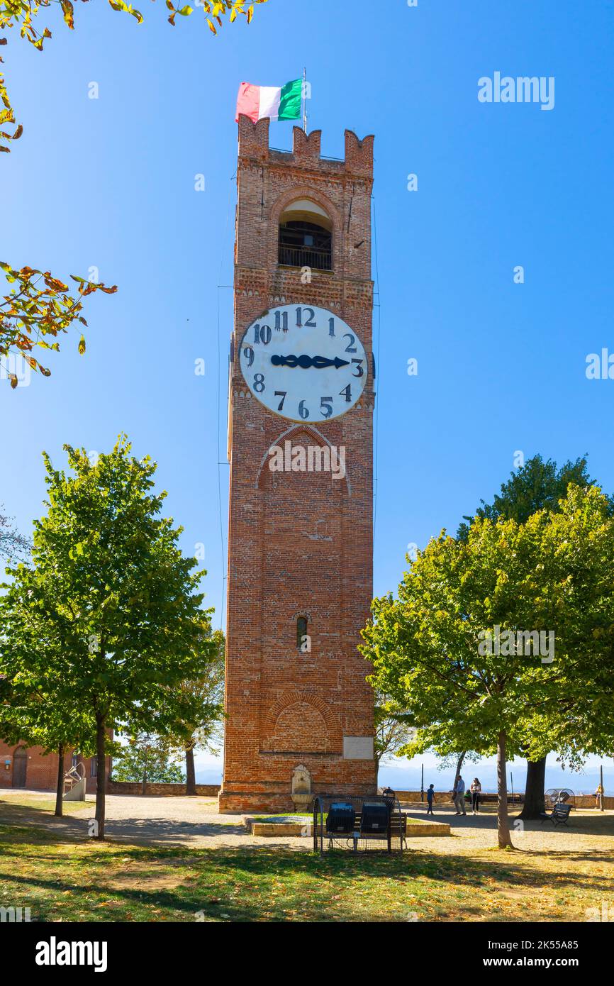 La tour de l'horloge de Mondovì, province de Cuneo, Piémont, nord de l'Italie. La belle ville est située sur la colline de Monte Regale. La ville est divisée moi Banque D'Images