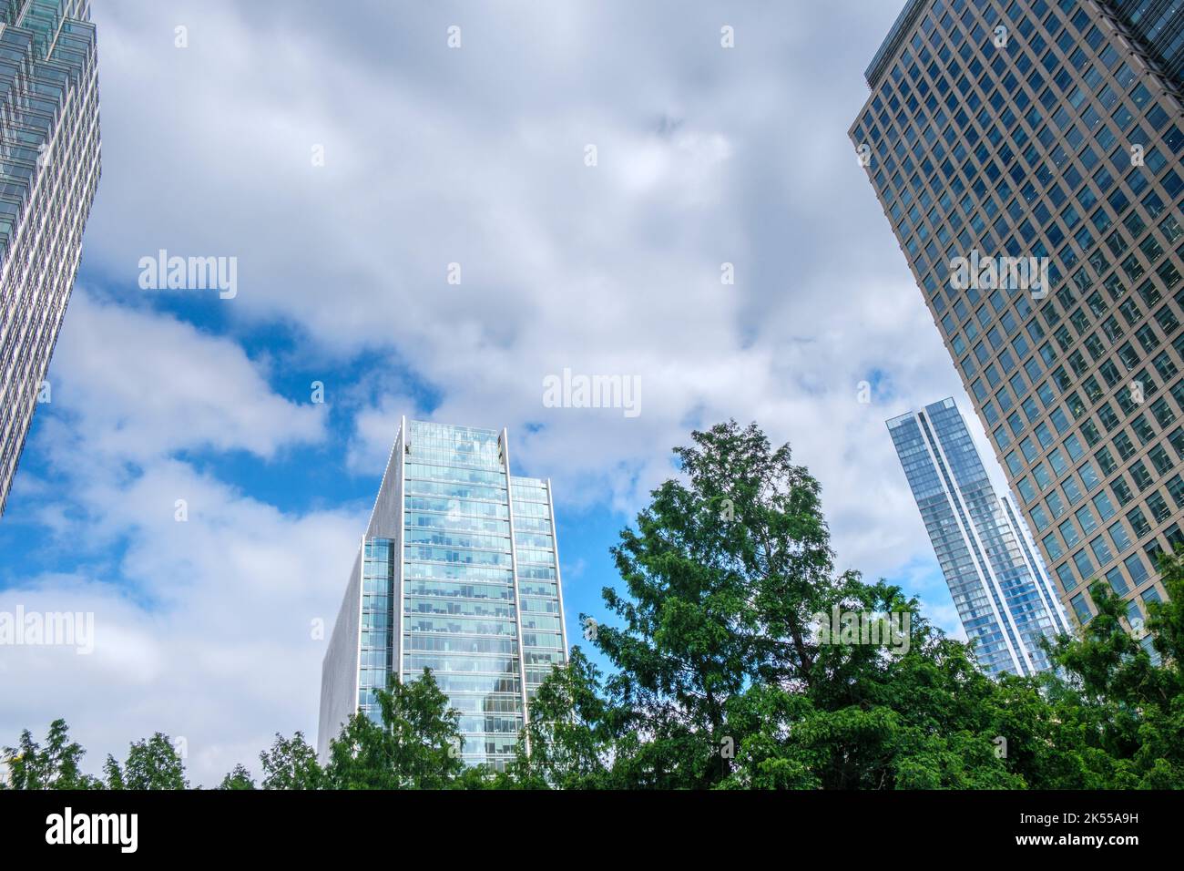 De grands bâtiments à Londres avec plantation verte, arbres etc. Entravant avec les structures. Banque D'Images