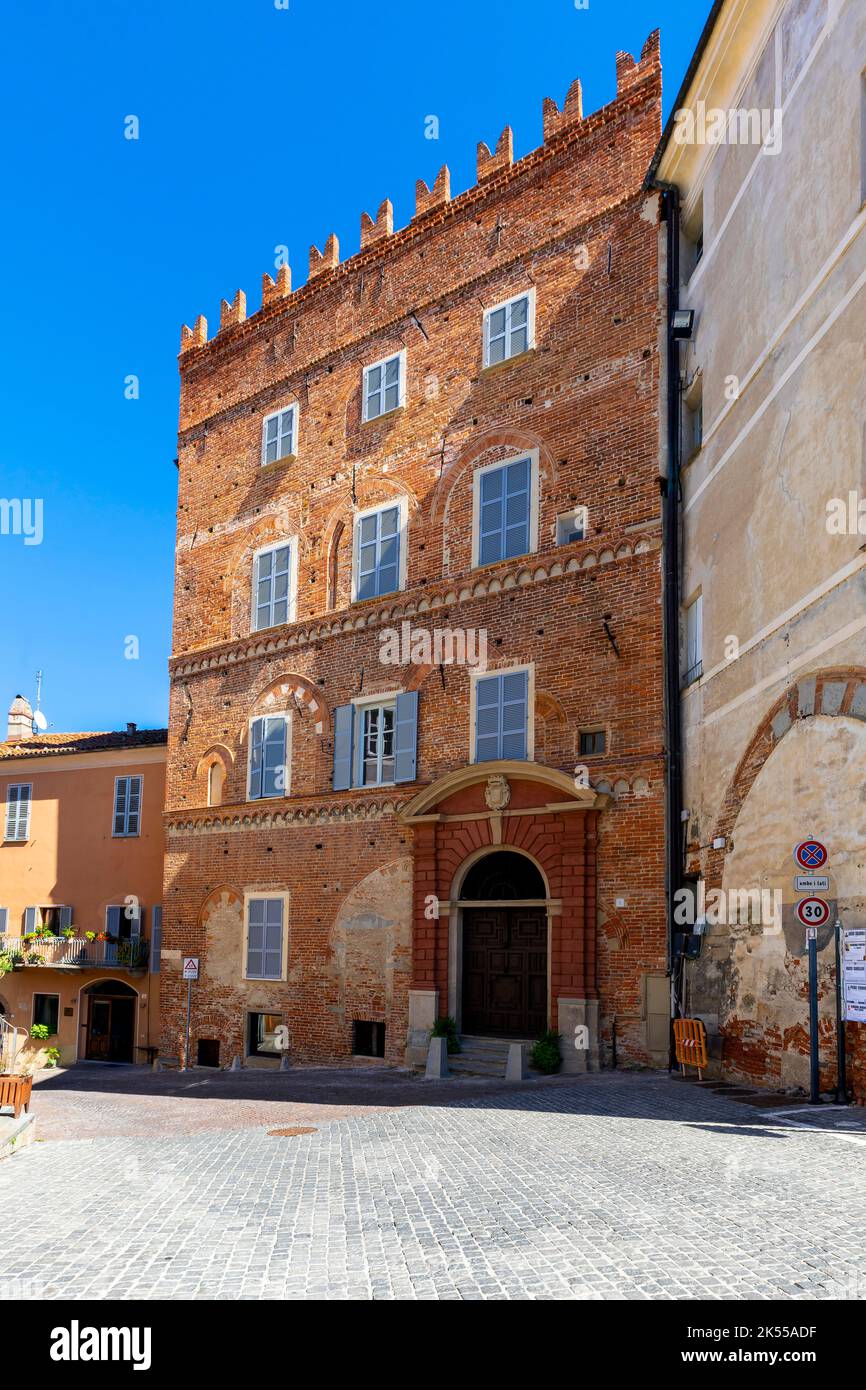 Palazzo dei Bressani par la Piazza Maggiore, bâtiment médiéval avec façade en brique ornée de fresques. Ville de Mondovì, Piémont (Piémont), nord-ouest de l'Italie. JE Banque D'Images