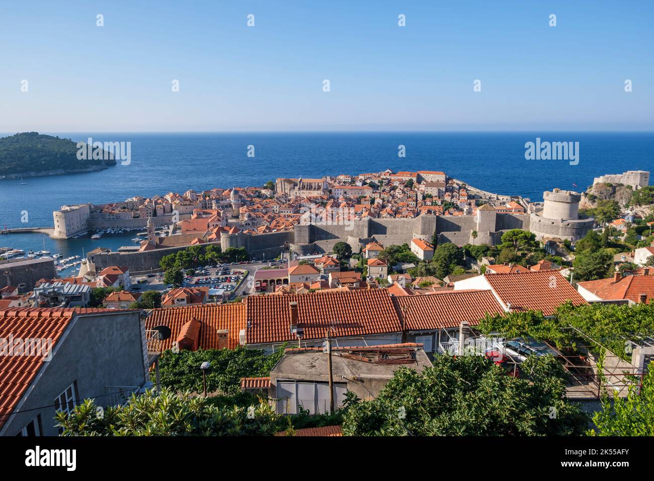 Vue sur la vieille ville fortifiée de Dubrovnik à Coatia. Banque D'Images