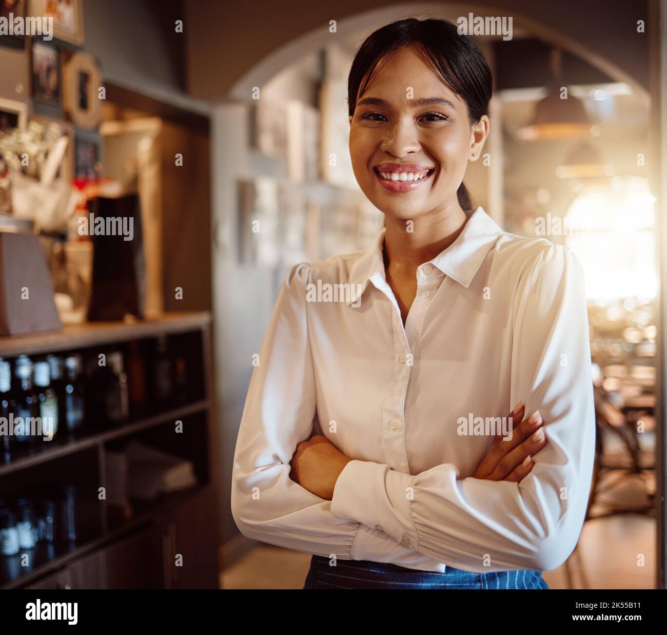 Femme, serveuse et directrice de restaurant, café et café avec vision de la motivation, confiance et service de serveur. Portrait, sourire et heureux petit Banque D'Images