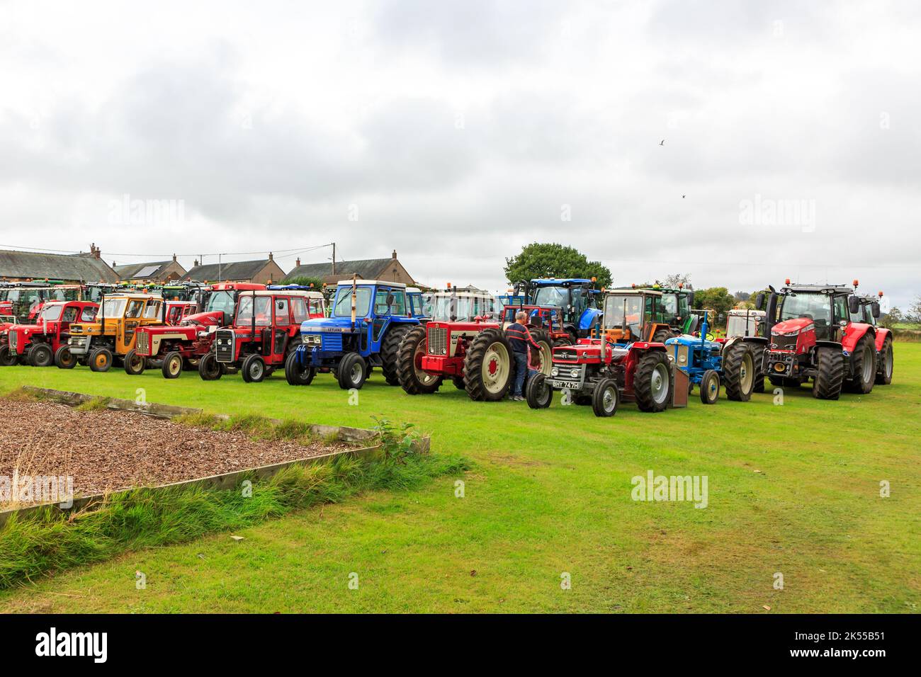 Brydkirk, Écosse - 04 septembre 2022 : une collection d'anciens et de nouveaux tracteurs garés en attendant de participer à une course caritative locale Banque D'Images