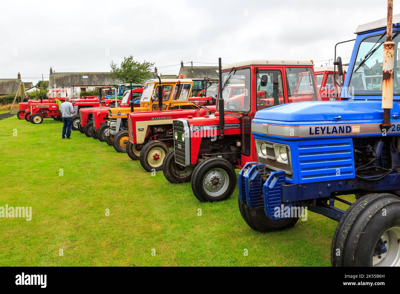 Brydkirk, Écosse - 04 septembre 2022 : une collection d'anciens et de nouveaux tracteurs garés en attendant de participer à une course caritative locale Banque D'Images