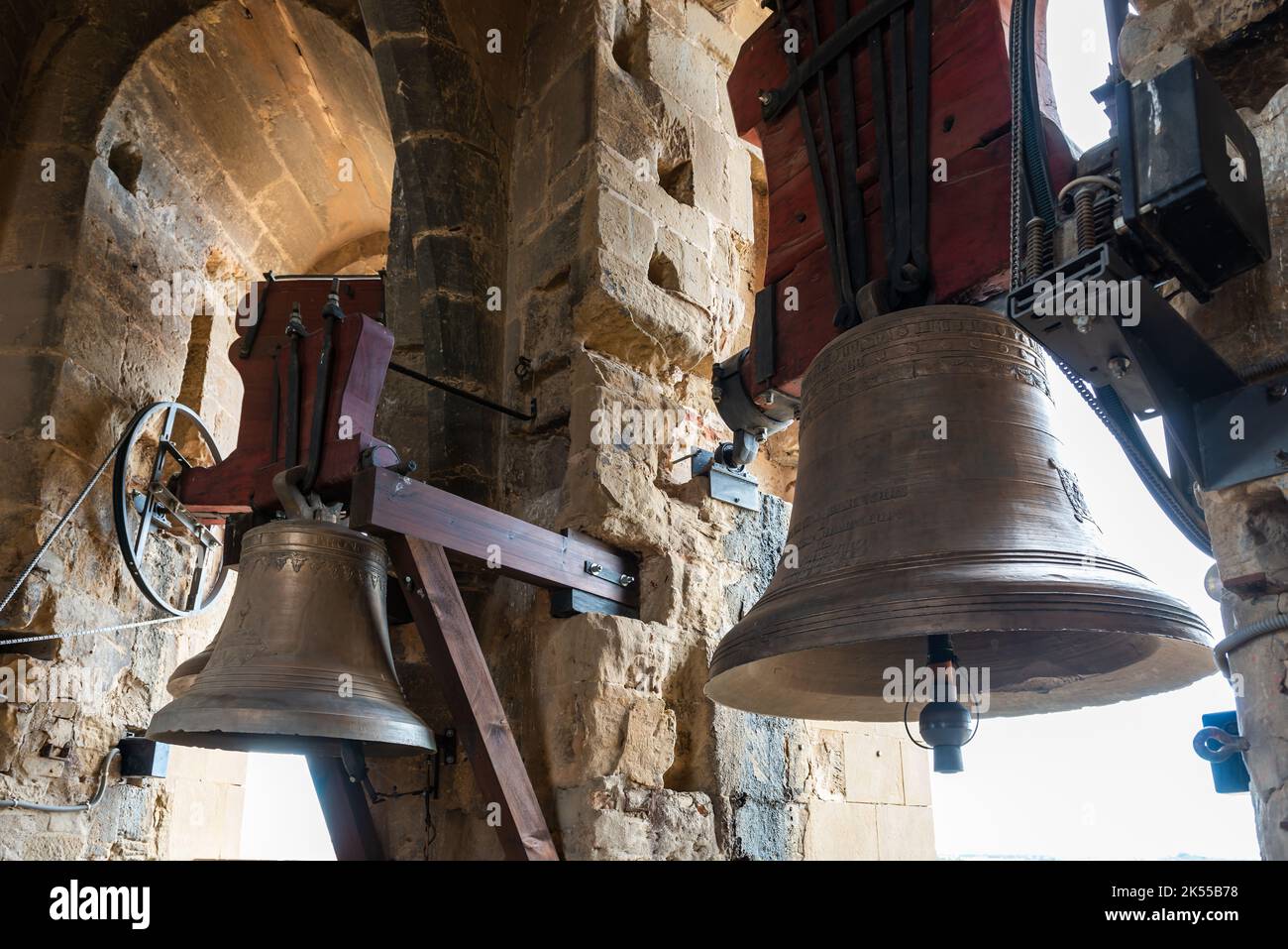 Cloches dans la tour de la cathédrale, Huesca, dans la province d'Aragon, Espagne Banque D'Images