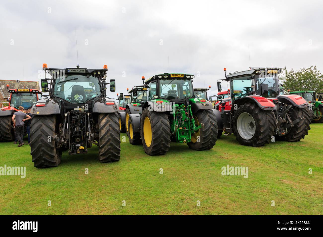 Brydkirk, Écosse - 04 septembre 2022 : vue arrière des tracteurs New Holland, John Deere et Massey Ferguson garés en attendant de participer à un local Banque D'Images