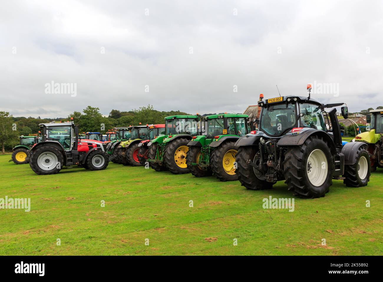 Brydkirk, Écosse - 04 septembre 2022 : une collection d'anciens et de nouveaux tracteurs garés en attendant de participer à une course caritative locale Banque D'Images