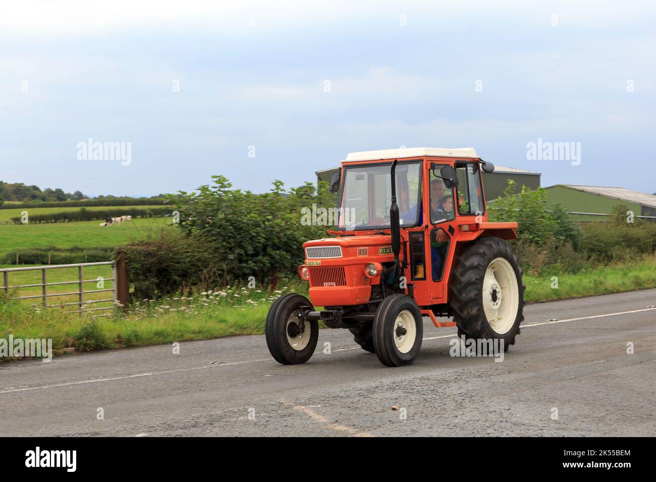 Eastriggs, Écosse - 04 septembre 2022 : un vieux tracteur Fiat 450 qui revient d'une course caritative locale Banque D'Images