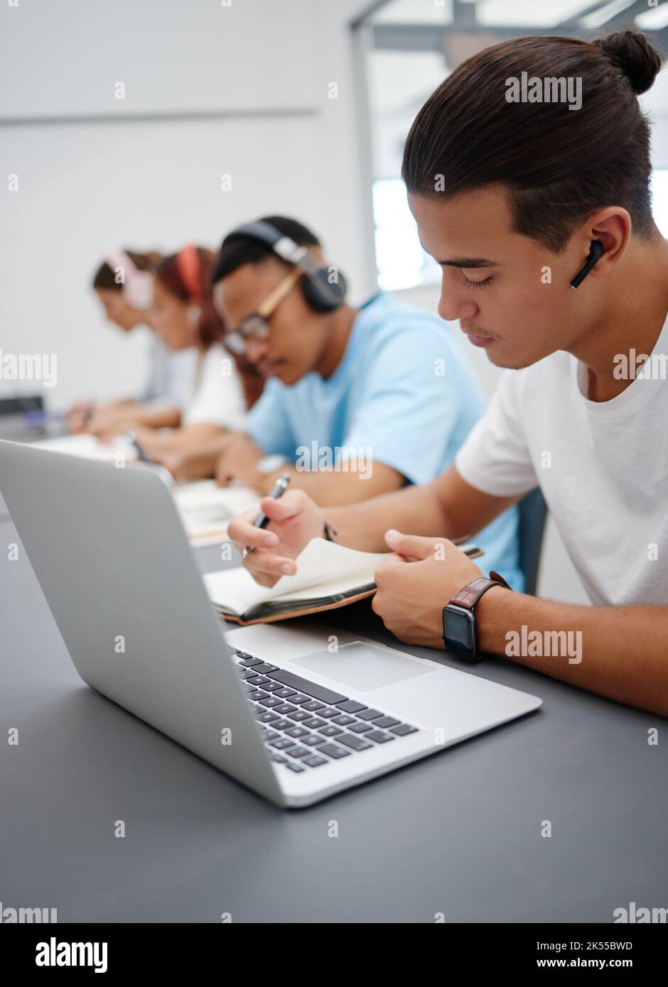 Musique, ordinateur portable et étudiant étudiant pour l'examen avec la technologie pour l'information de cours en ligne, classe de recherche. Des étudiants avec des écouteurs Banque D'Images