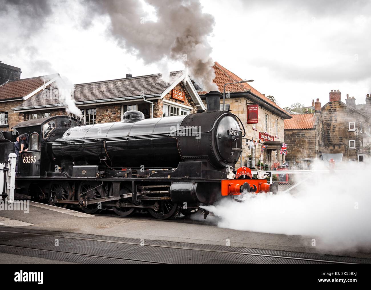 Yorkshire Railways, Royaume-Uni - ancien train à vapeur en gare avec cheminée pour transporter des passagers dans un style de transport ancien Banque D'Images