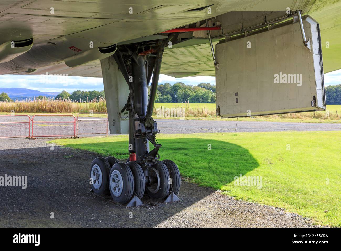 Carlisle, Angleterre, 16 septembre 2022 : engin d'atterrissage et ancien bombardier Avro Vulcan exposés au musée de l'aviation de Solway à l'aéroport de Carlisle au Royaume-Uni Banque D'Images