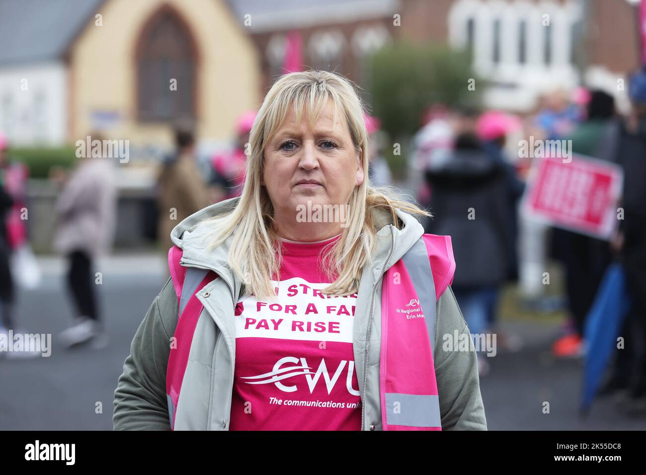 Erin Massey, secrétaire régional de l'UCF pour l'Irlande du Nord, rejoint les employés de BT, y compris les préposés aux appels d'urgence, lorsqu'ils participent à une grève dans Co. Armagh. Les employés de Co Armagh se sont joints à des centaines de collègues de BT/Openreach sur les lignes de piquetage pour protester contre une offre de salaire de la direction entamée comme une « réduction de salaire » efficace. Date de la photo: Jeudi 6 octobre 2022. Banque D'Images