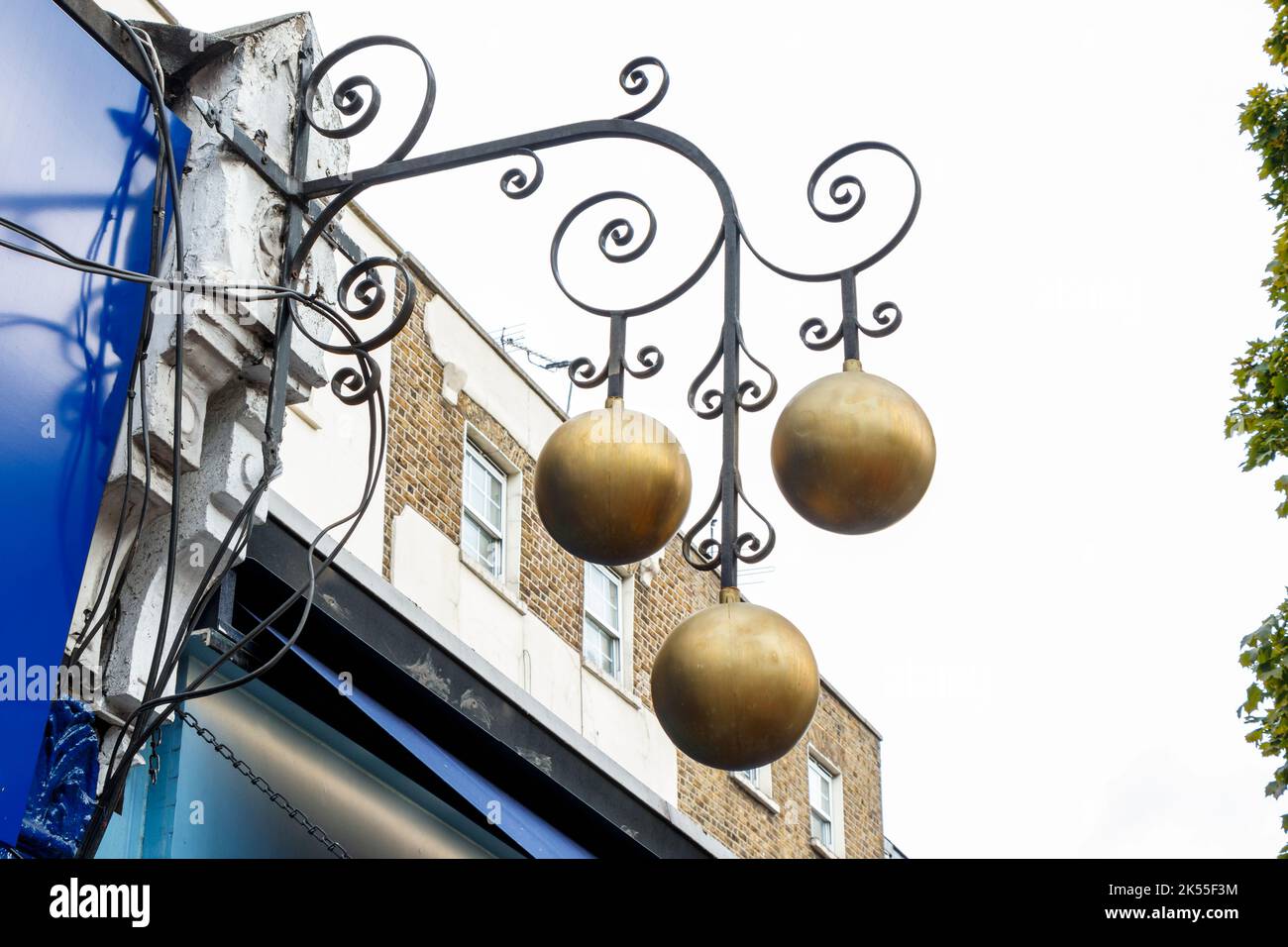 L'enseigne traditionnelle à trois balles située au-dessus d'une succursale des prêteurs sur gage H & T à Camden Town, Londres, Royaume-Uni Banque D'Images