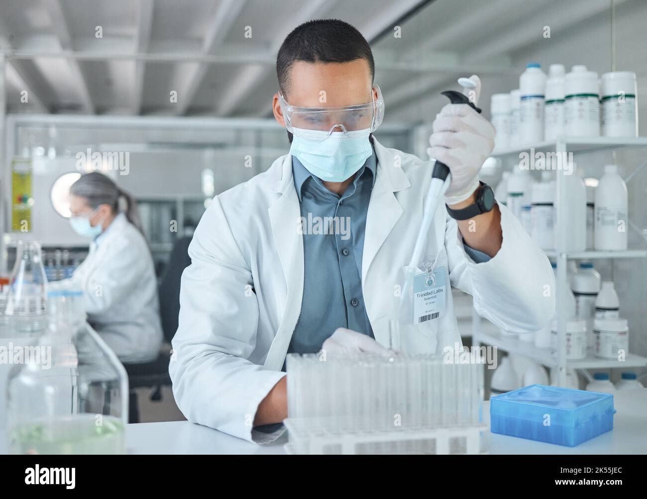 Laboratoire Covid, science médicale ou homme scientifique travaillant sur la recherche en médecine futuriste pour la santé dans un laboratoire. Médecin, infirmière ou test chimique sur Banque D'Images