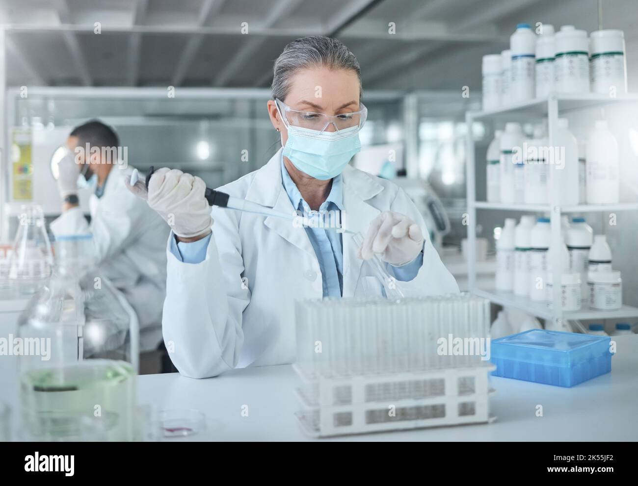 Science médicale, laboratoire de covid et scientifique travaillant sur la recherche pour les soins de santé pour un virus au travail. Médecin en médecine avec un masque facial pour la sécurité de Banque D'Images