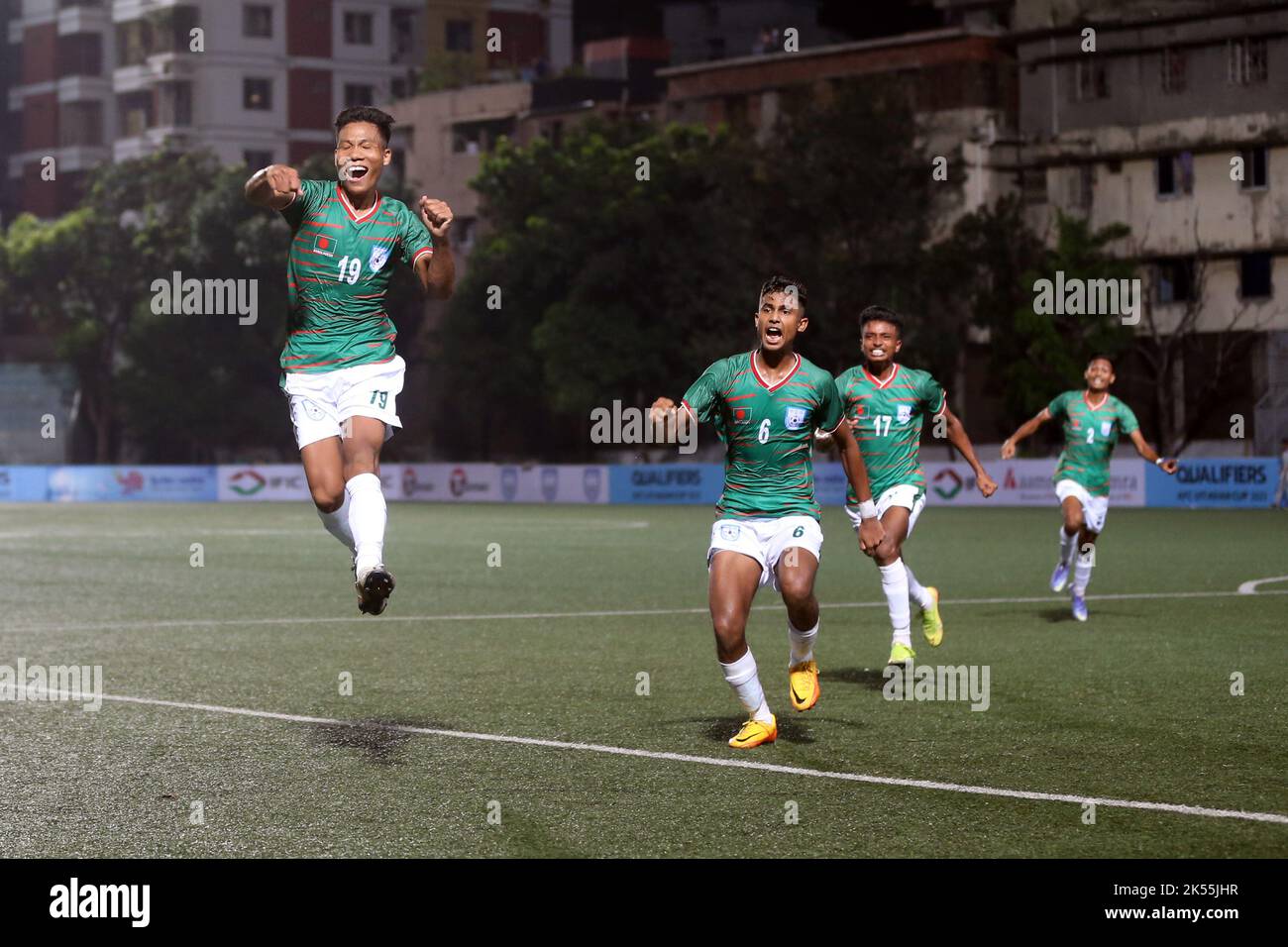 Ravie Bangladesh les moins de 17 joueurs courraient vers la foule au stade Birshrestha Shaheed Mostafa Kamal après un déversement du gardien de but de Singapour I Banque D'Images Ravie Bangladesh les moins de 17 joueurs courraient vers la foule au stade Birshrestha Shaheed Mostafa Kamal après un déversement du gardien de but de Singapour I Banque D'Images