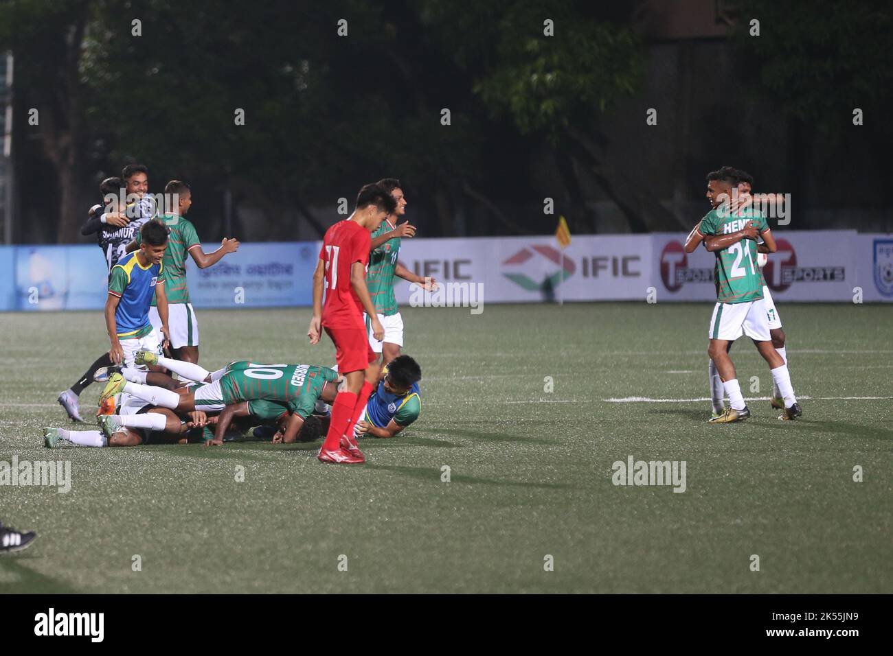 Ravie Bangladesh les moins de 17 joueurs courraient vers la foule au stade Birshrestha Shaheed Mostafa Kamal après un déversement du gardien de but de Singapour I Banque D'Images Ravie Bangladesh les moins de 17 joueurs courraient vers la foule au stade Birshrestha Shaheed Mostafa Kamal après un déversement du gardien de but de Singapour I Banque D'Images