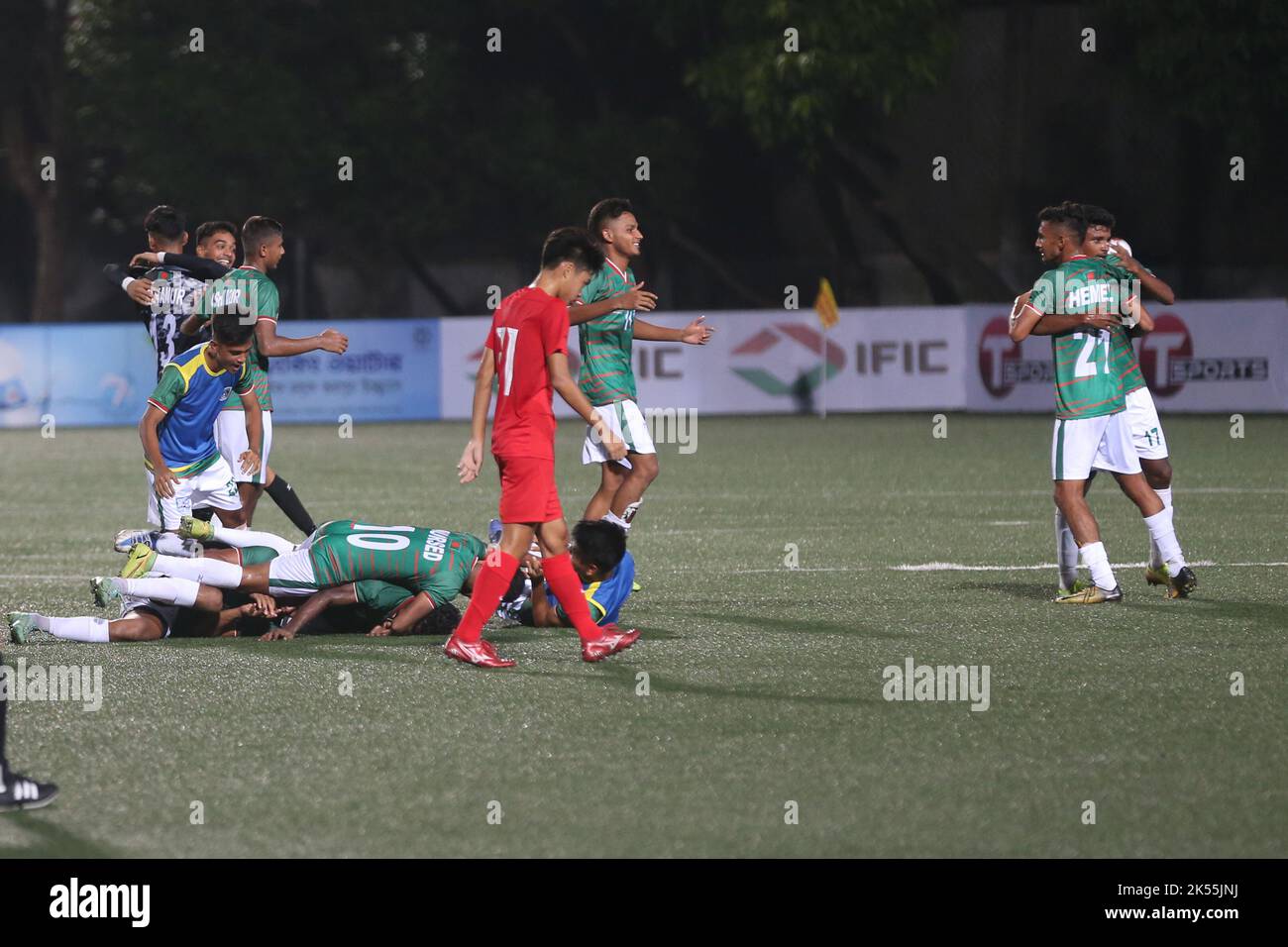 Ravie Bangladesh les moins de 17 joueurs courraient vers la foule au stade Birshrestha Shaheed Mostafa Kamal après un déversement du gardien de but de Singapour I Banque D'Images Ravie Bangladesh les moins de 17 joueurs courraient vers la foule au stade Birshrestha Shaheed Mostafa Kamal après un déversement du gardien de but de Singapour I Banque D'Images