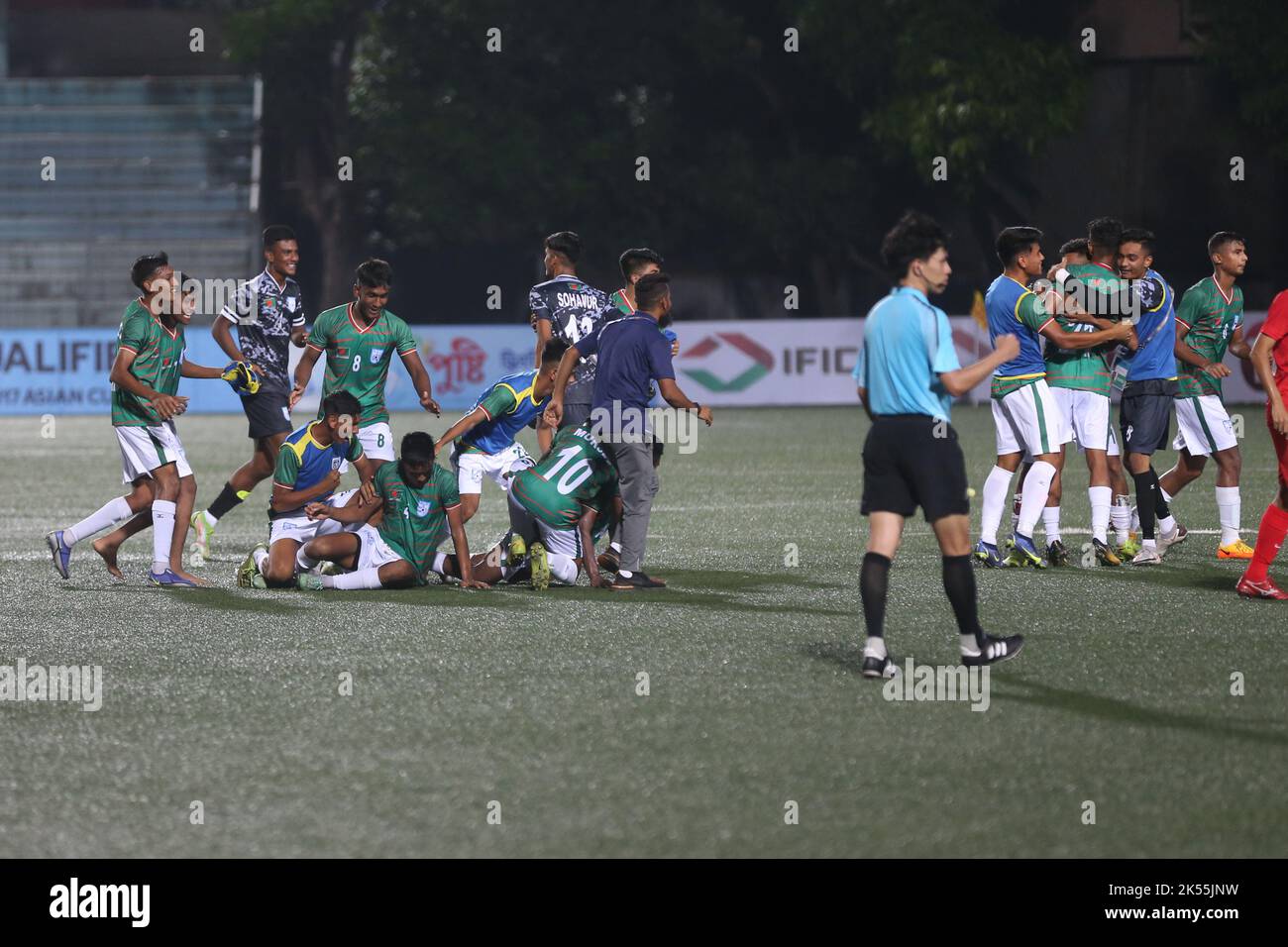 Ravie Bangladesh les moins de 17 joueurs courraient vers la foule au stade Birshrestha Shaheed Mostafa Kamal après un déversement du gardien de but de Singapour I Banque D'Images Ravie Bangladesh les moins de 17 joueurs courraient vers la foule au stade Birshrestha Shaheed Mostafa Kamal après un déversement du gardien de but de Singapour I Banque D'Images