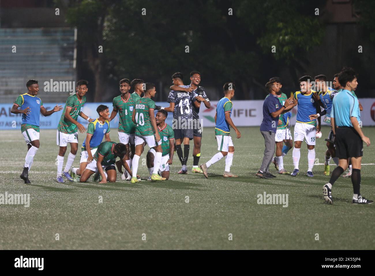 Ravie Bangladesh les moins de 17 joueurs courraient vers la foule au stade Birshrestha Shaheed Mostafa Kamal après un déversement du gardien de but de Singapour I Banque D'Images Ravie Bangladesh les moins de 17 joueurs courraient vers la foule au stade Birshrestha Shaheed Mostafa Kamal après un déversement du gardien de but de Singapour I Banque D'Images