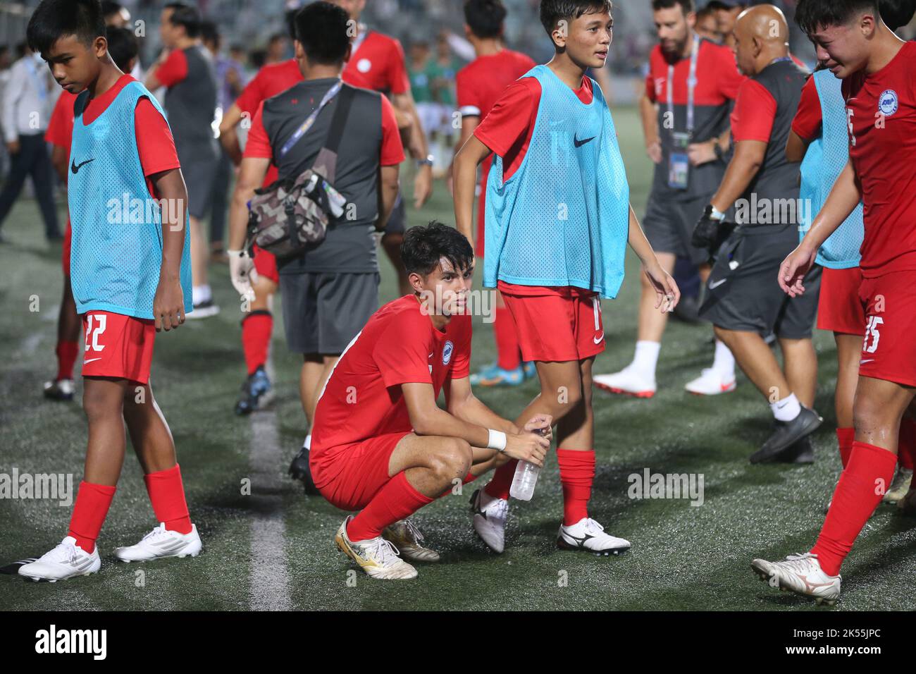 Ravie Bangladesh les moins de 17 joueurs courraient vers la foule au stade Birshrestha Shaheed Mostafa Kamal après un déversement du gardien de but de Singapour I Banque D'Images Ravie Bangladesh les moins de 17 joueurs courraient vers la foule au stade Birshrestha Shaheed Mostafa Kamal après un déversement du gardien de but de Singapour I Banque D'Images