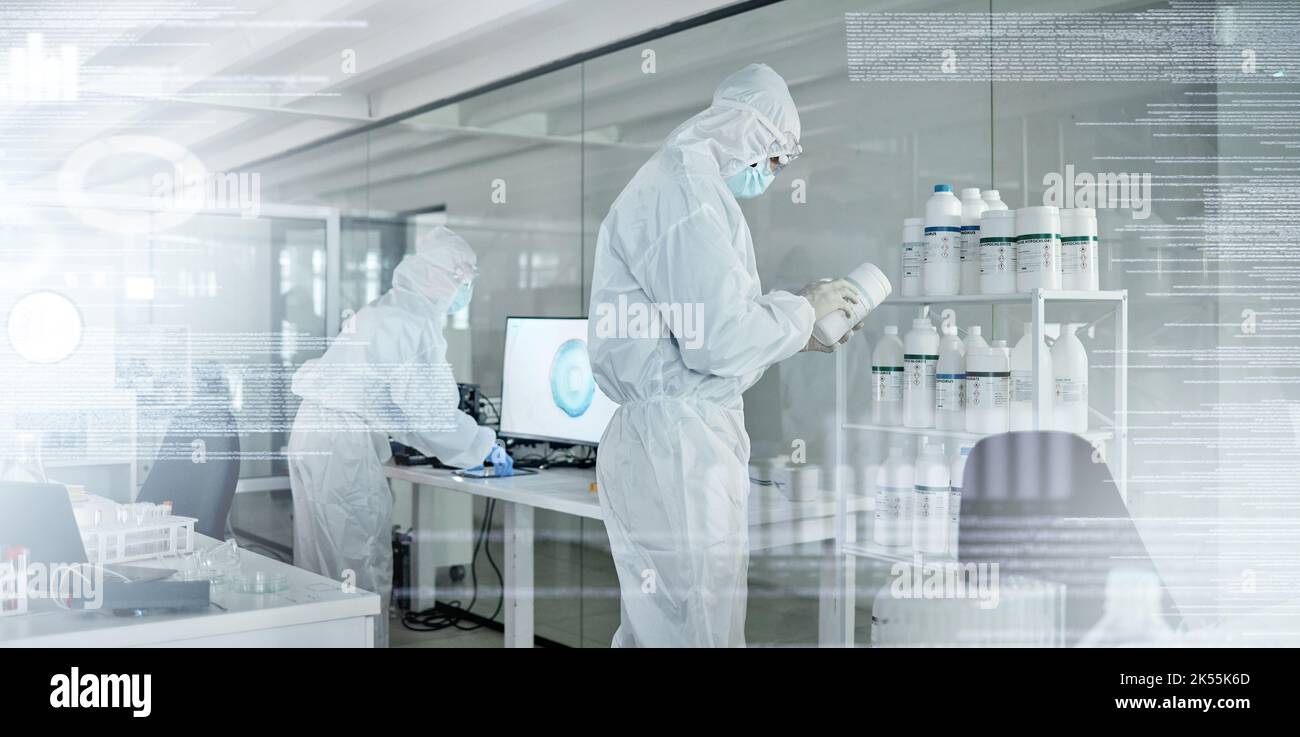 Travaux de laboratoire, sécurité de covid et scientifique travaillant à trouver un développement médical sur l'Internet avec la chimie au travail. Les travailleurs de la santé qui font de la recherche Banque D'Images