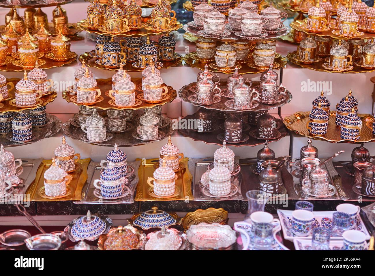 Services de tasses à thé dans le grand marché de bazar à Istanbul. Turquie Banque D'Images