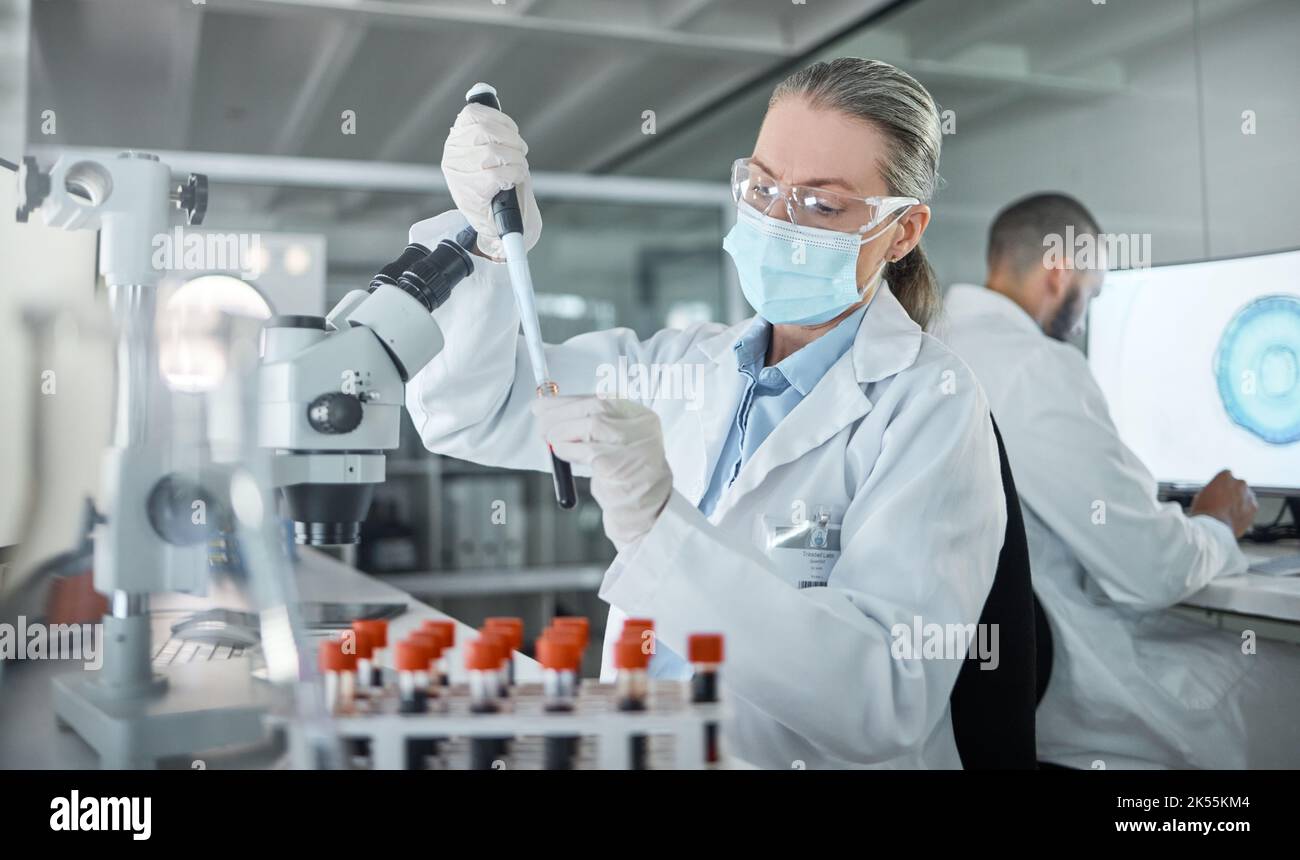 Recherche en laboratoire, science du covid et scientifique travaillant sur le développement du sang médical pour l'avenir au travail. Médecin de chimie avec masque facial pour la sécurité de Banque D'Images