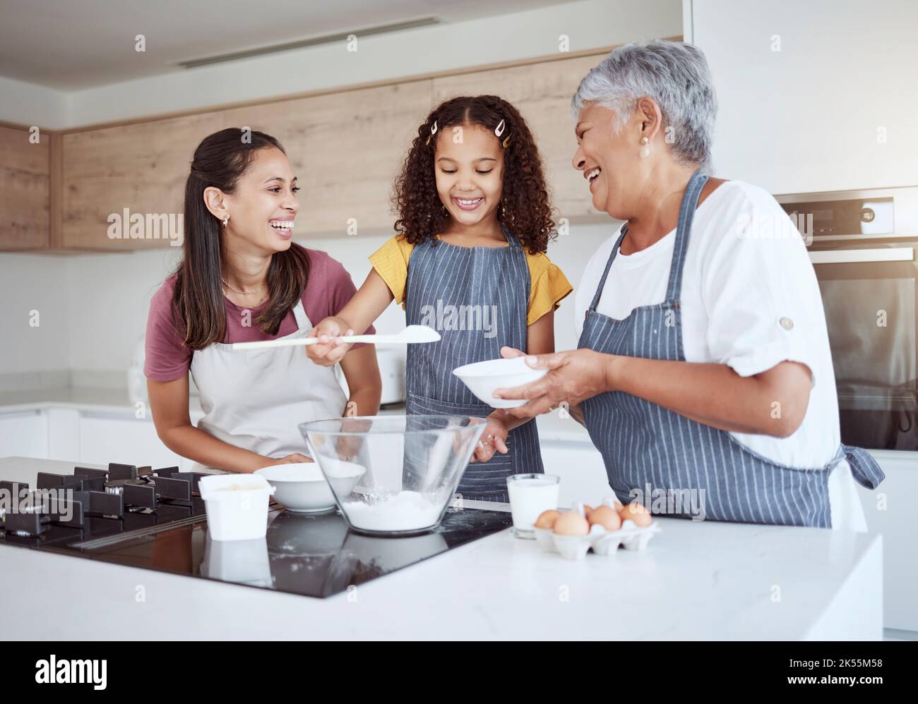 Famille heureuse, cuisine et pâtisserie dans la cuisine développement de l'enfant, apprentissage et activités de compétences. Grand-mère brésilienne, la mère et la fille liant à travers Banque D'Images