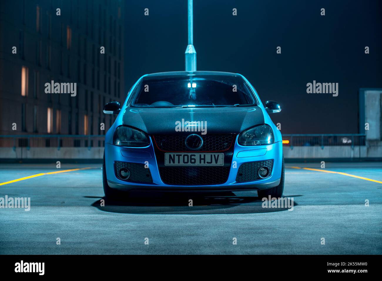 Un Golf GTI 2006 de Volkswagen recouvert de vinyle bleu satiné avec roues en alliage BBS de rechange gris foncé et étriers de frein jaunes Banque D'Images